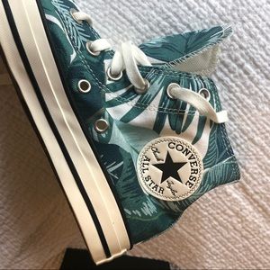 Women’s 7.5 or Men’s 5.5 Hightop canvas Converse sneakers Banana Leaf print